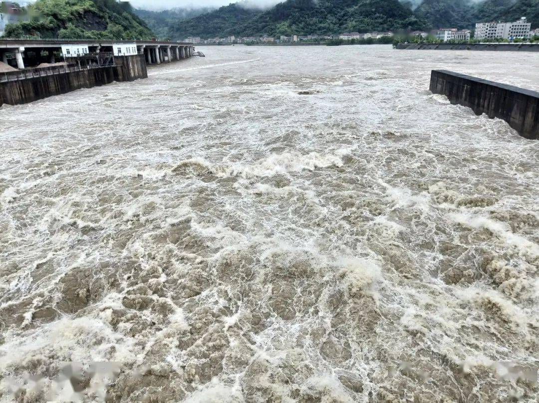 尼全国多个水电站因洪水关闭