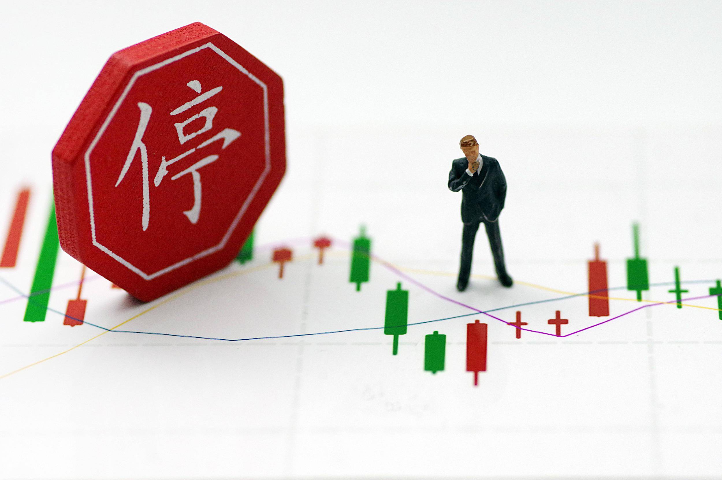 紧急停牌！这只基金三周收益“秒杀”半年业绩 什么情况？