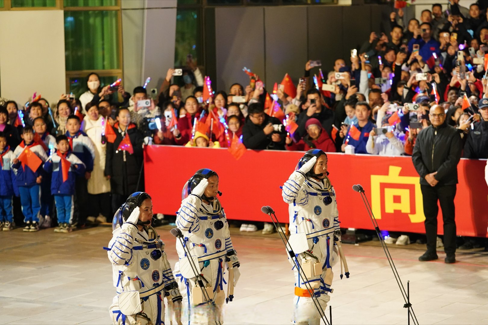 神舟二十号航天员乘组圆满完成第一次出舱活动