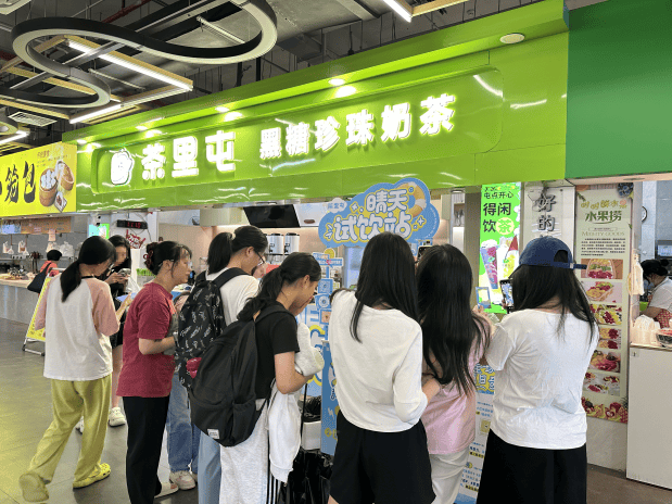 果蔬茶两周1120万杯，转运小马抢购一空，瑞幸引爆夏日消费热潮
