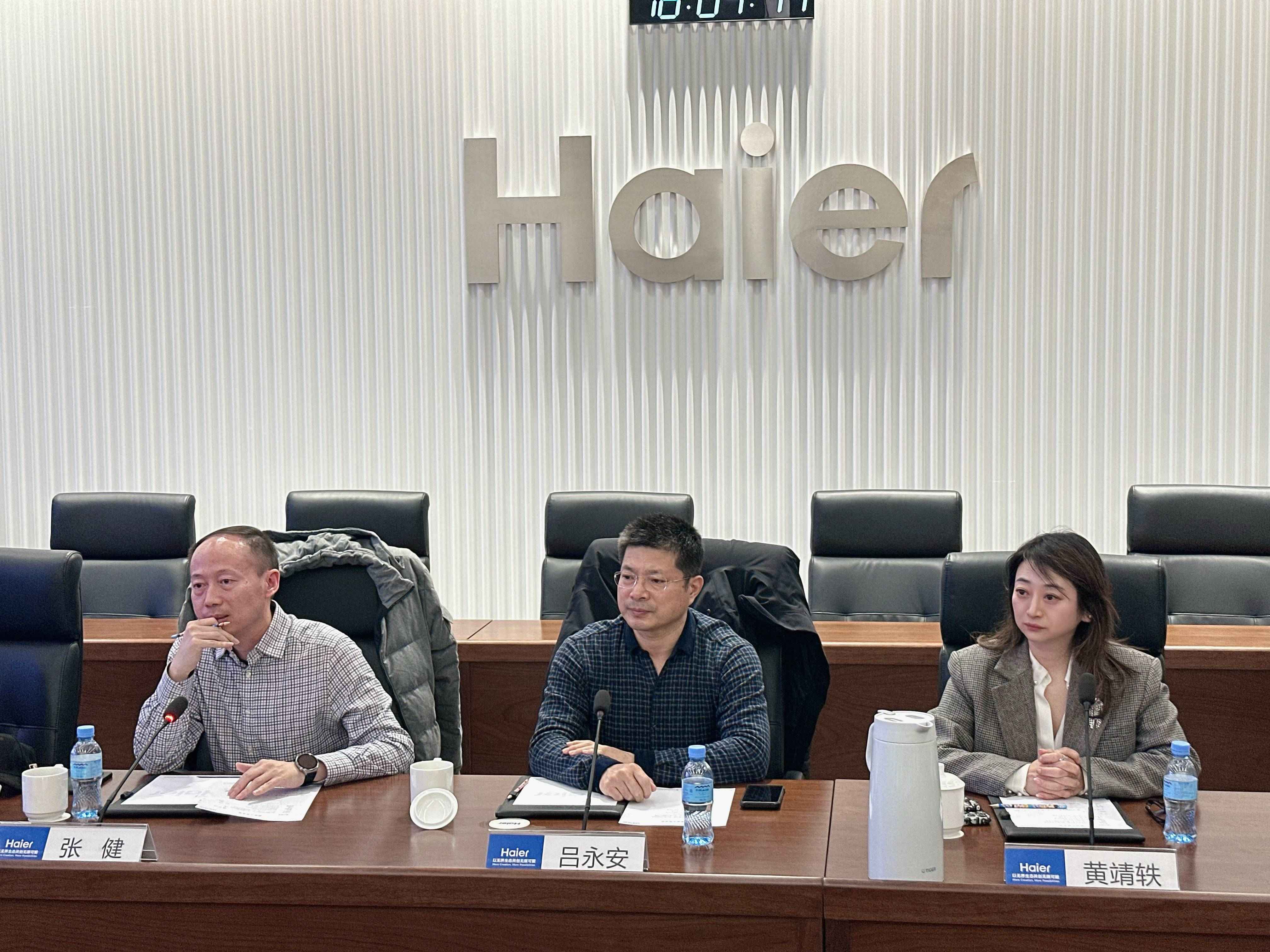 吕瑞浩公参同援非盟总部技术援助组进行工作交流
