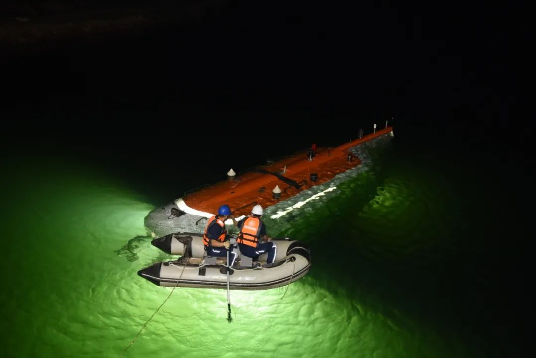 “奋斗者”号回到三亚 载人深潜“双雄”在北极实现水下联合作业