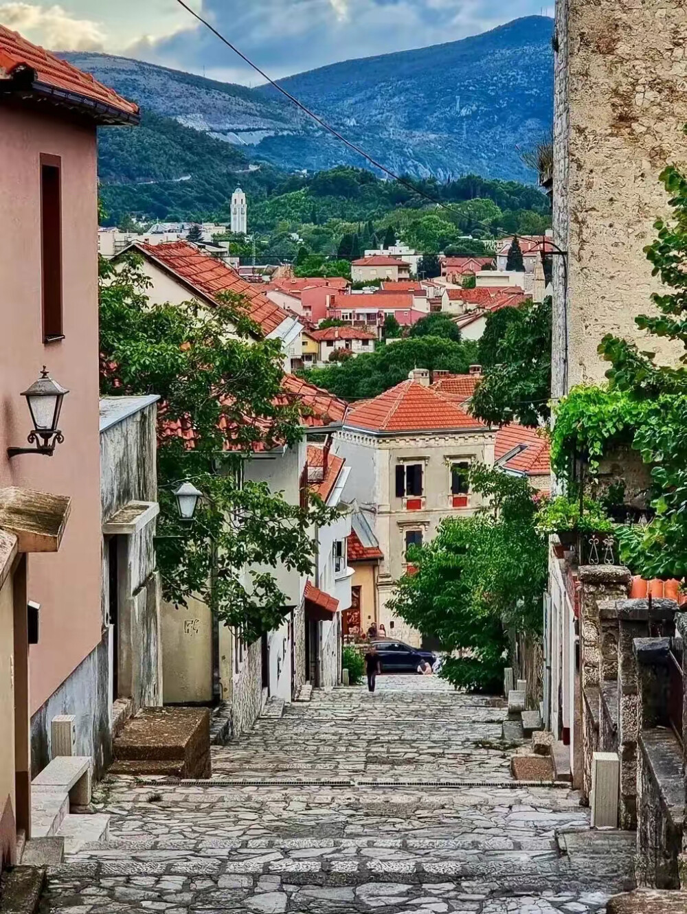 今年8月波黑联邦职工平均净工资1595马克，同比名义增长15.2%