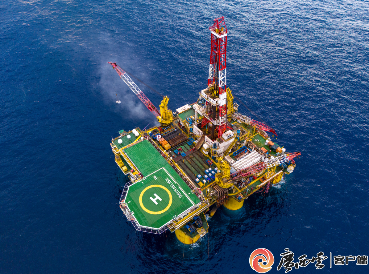 我国北部湾海域最大油气平台完成浮托安装