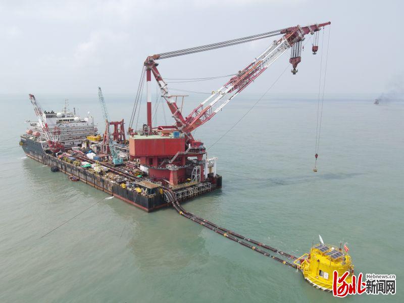 我国北部湾海域最大油气平台完成浮托安装