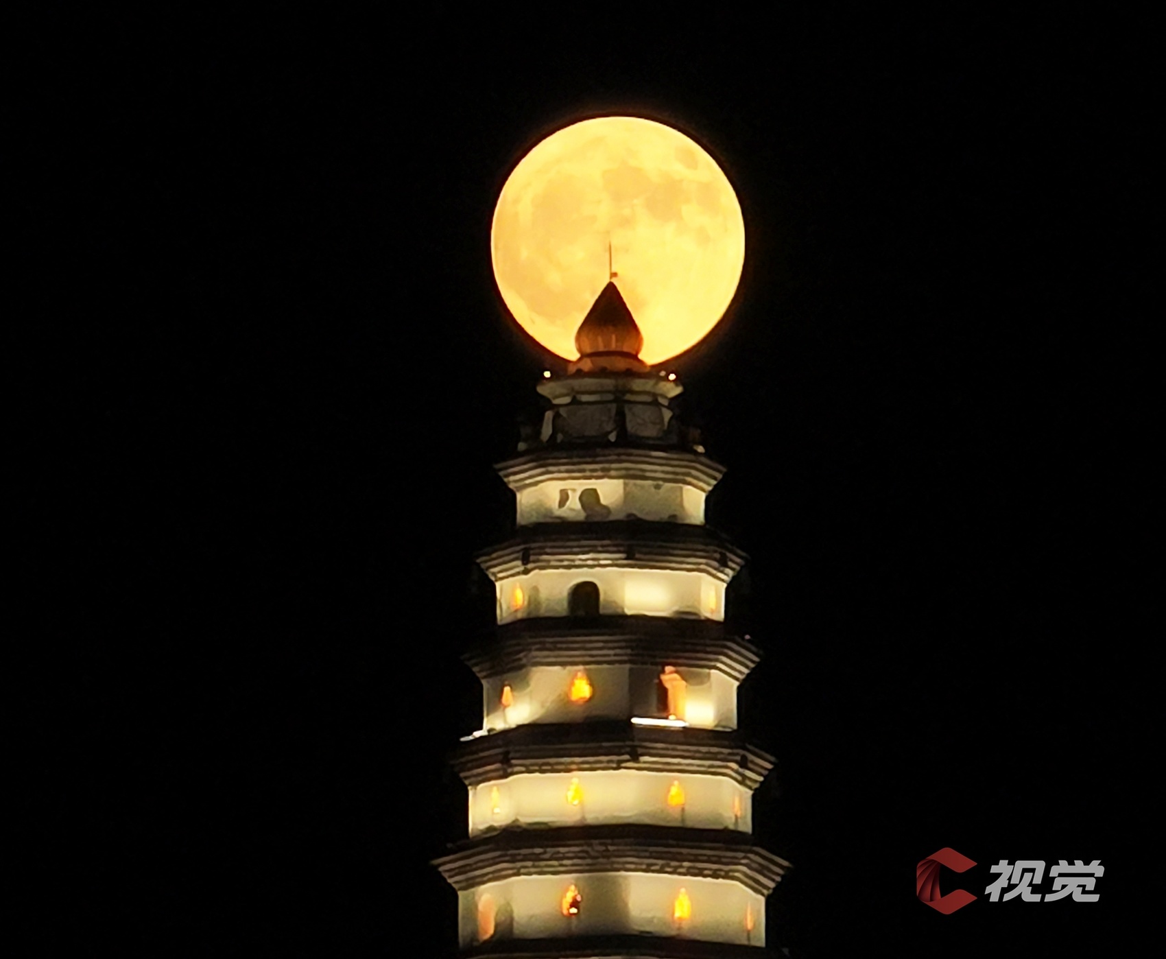 新华社出图｜“超级月亮”