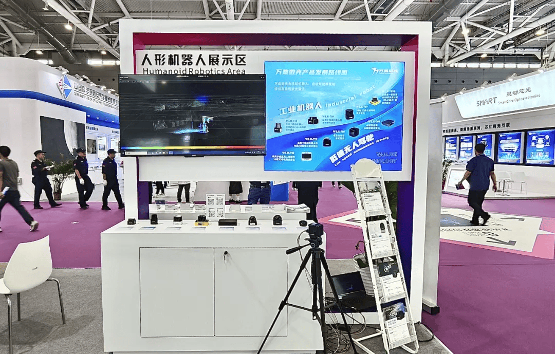 擎朗通用+专用多形态具身服务机器人矩阵闪耀进博会