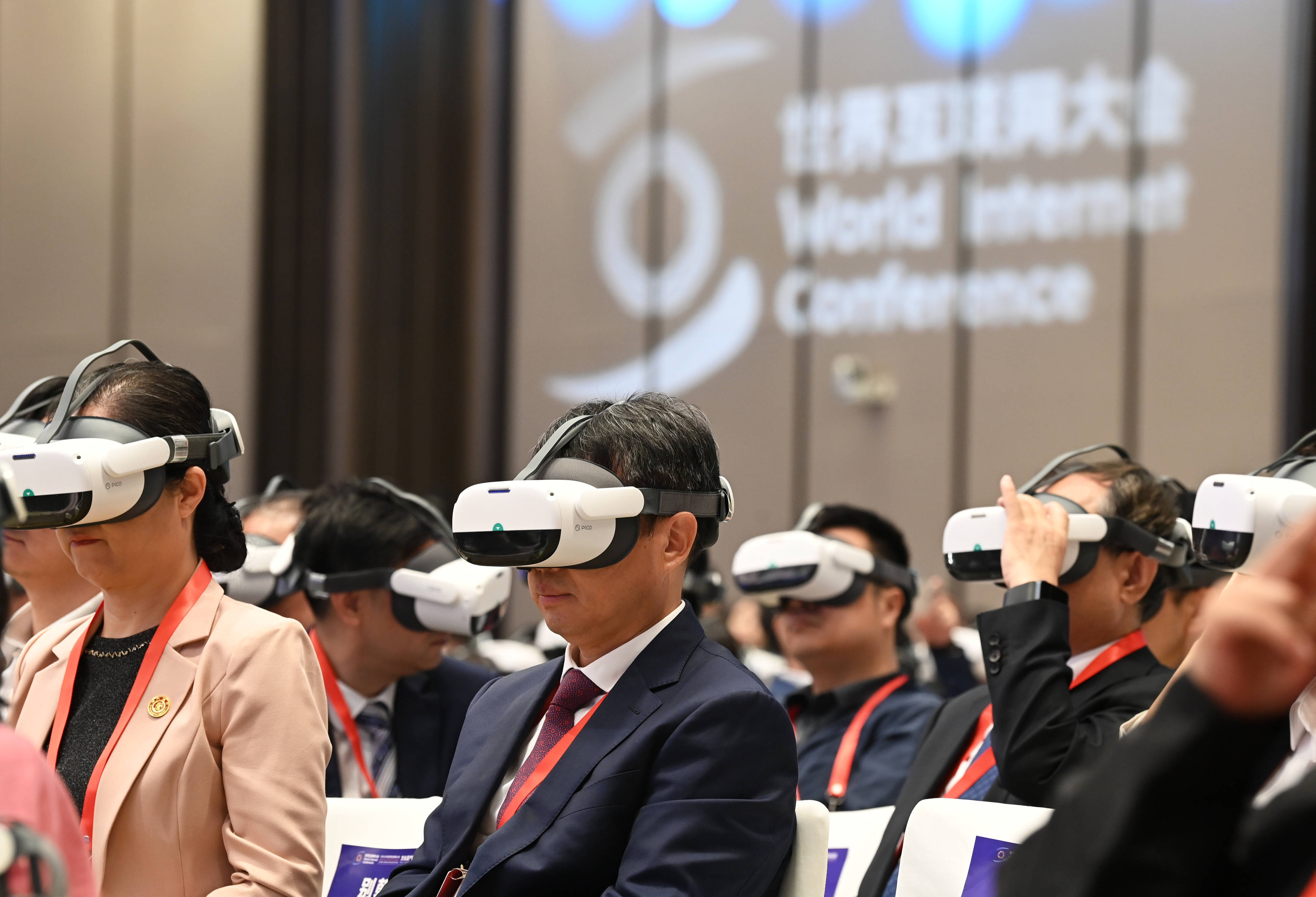 新华鲜报丨古镇见未来！2025年世界互联网大会乌镇峰会闪耀“数智”之光