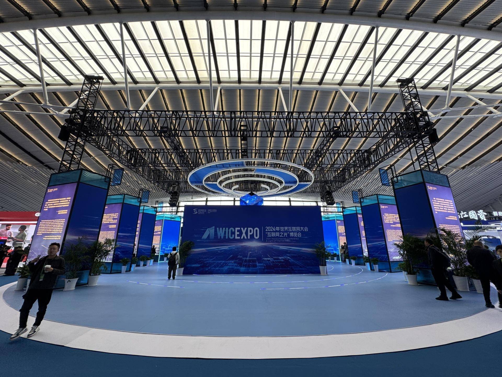 新华鲜报丨古镇见未来！2025年世界互联网大会乌镇峰会闪耀“数智”之光