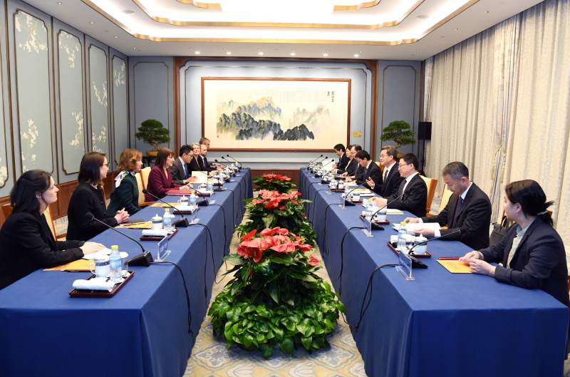 蓝佛安会见安哥拉财政部部长达韦斯