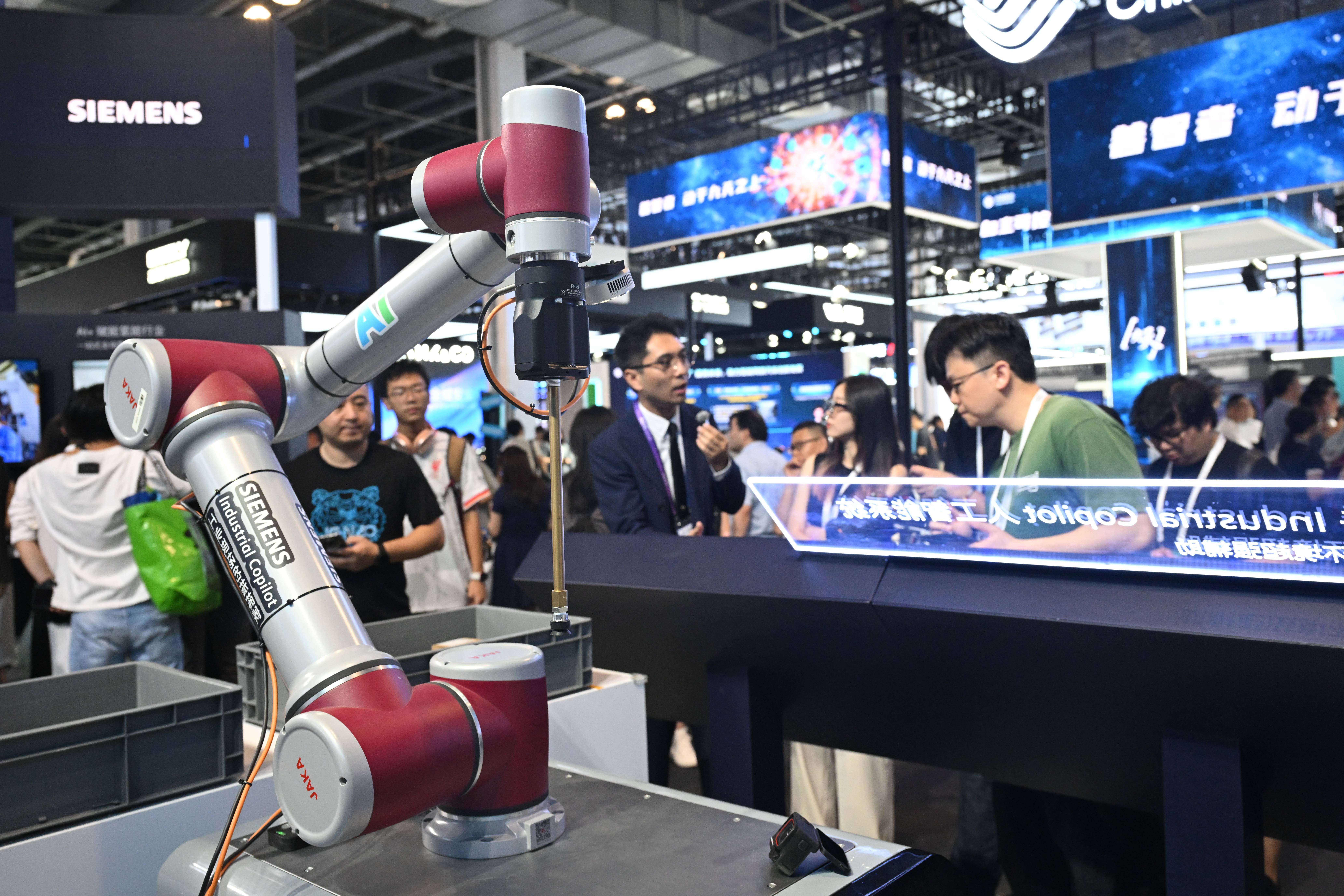 助推“人工智能+”产业融合 2025数智科技创新发展大会举办