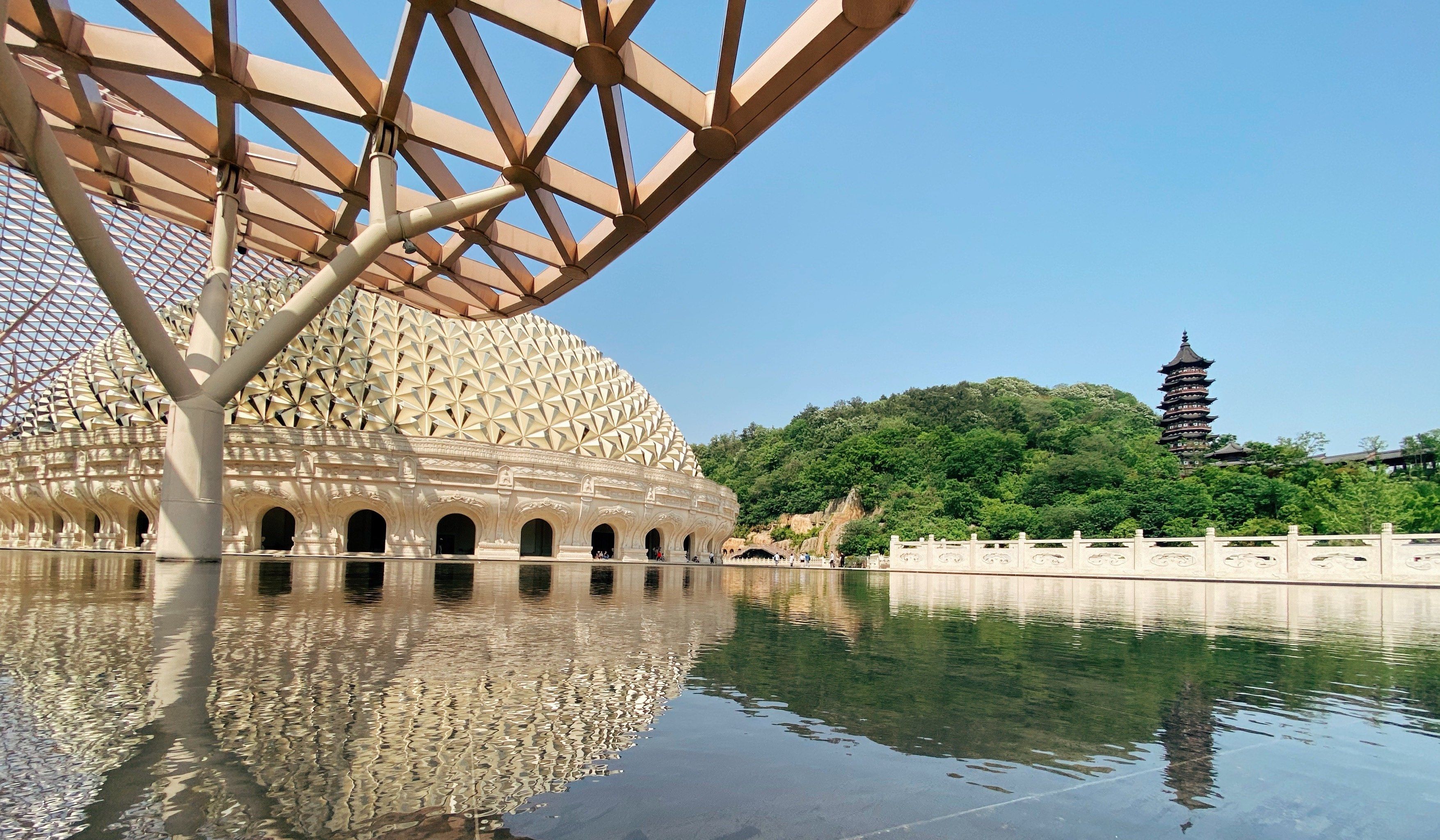 罗 牛 山：公司直接与冬交会主办方签订参展合同