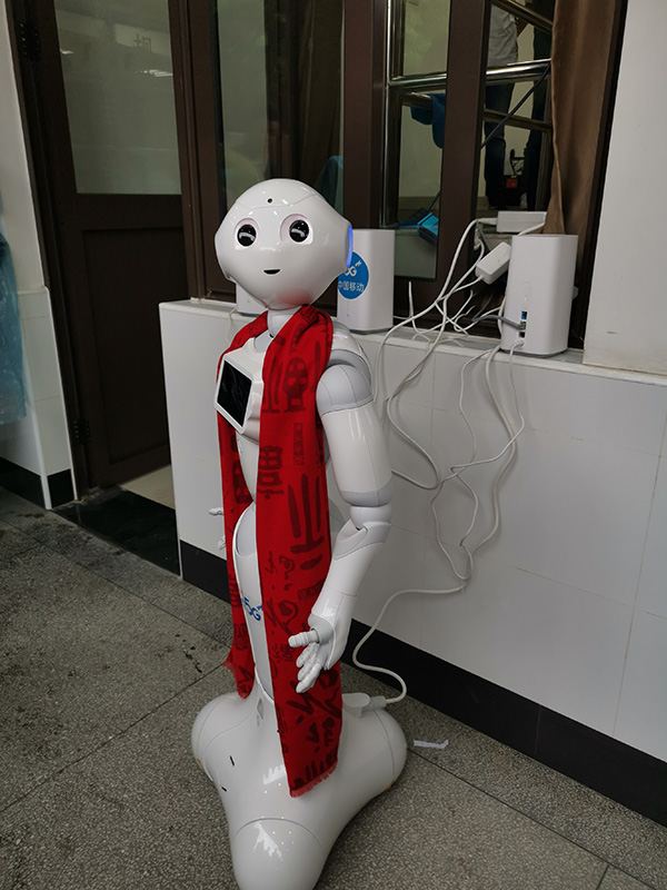 四中全会精神在基层丨突破想象！AI机器人成为实验室“主力军”