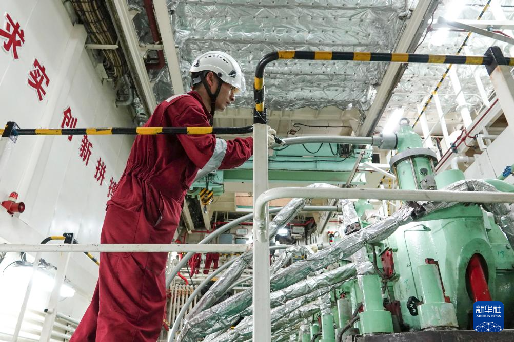 第42次南极考察丨“雪龙”号抵达秦岭站开始卸货