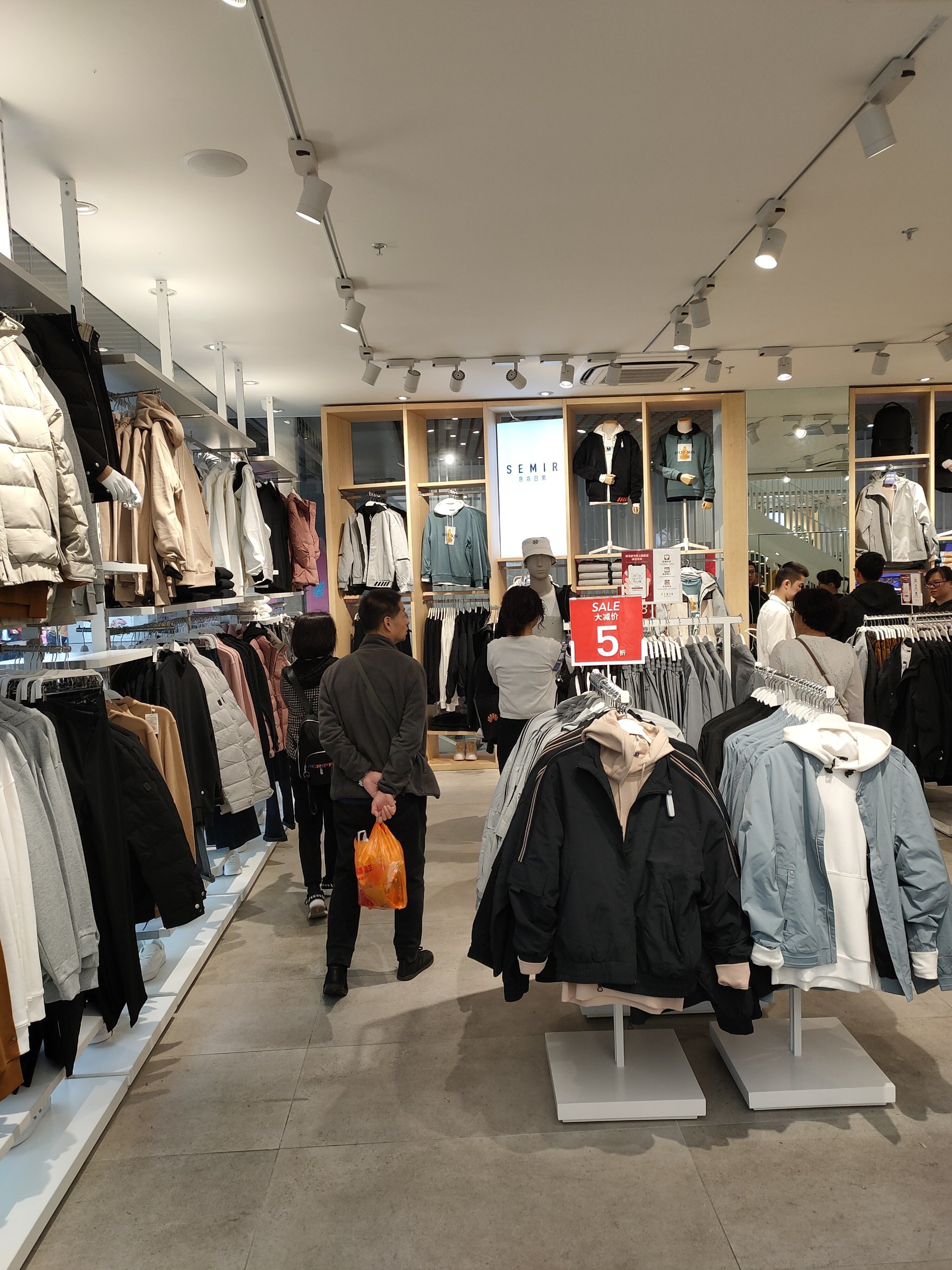 森马服饰：在福建海南设有门店