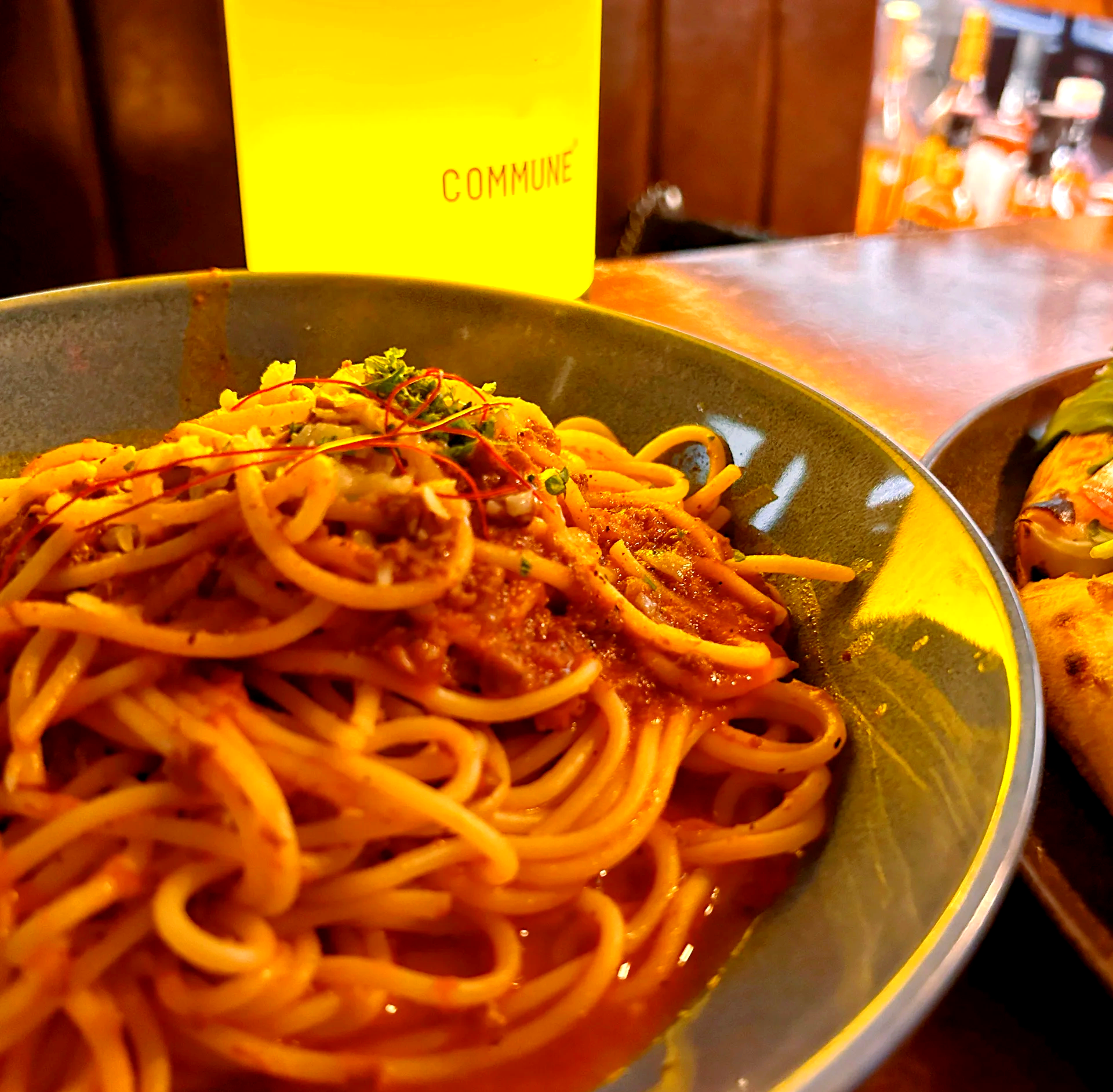 COMMUNE幻师冲刺上市：销售额下降仍激进扩张，递表前巨额分红上亿