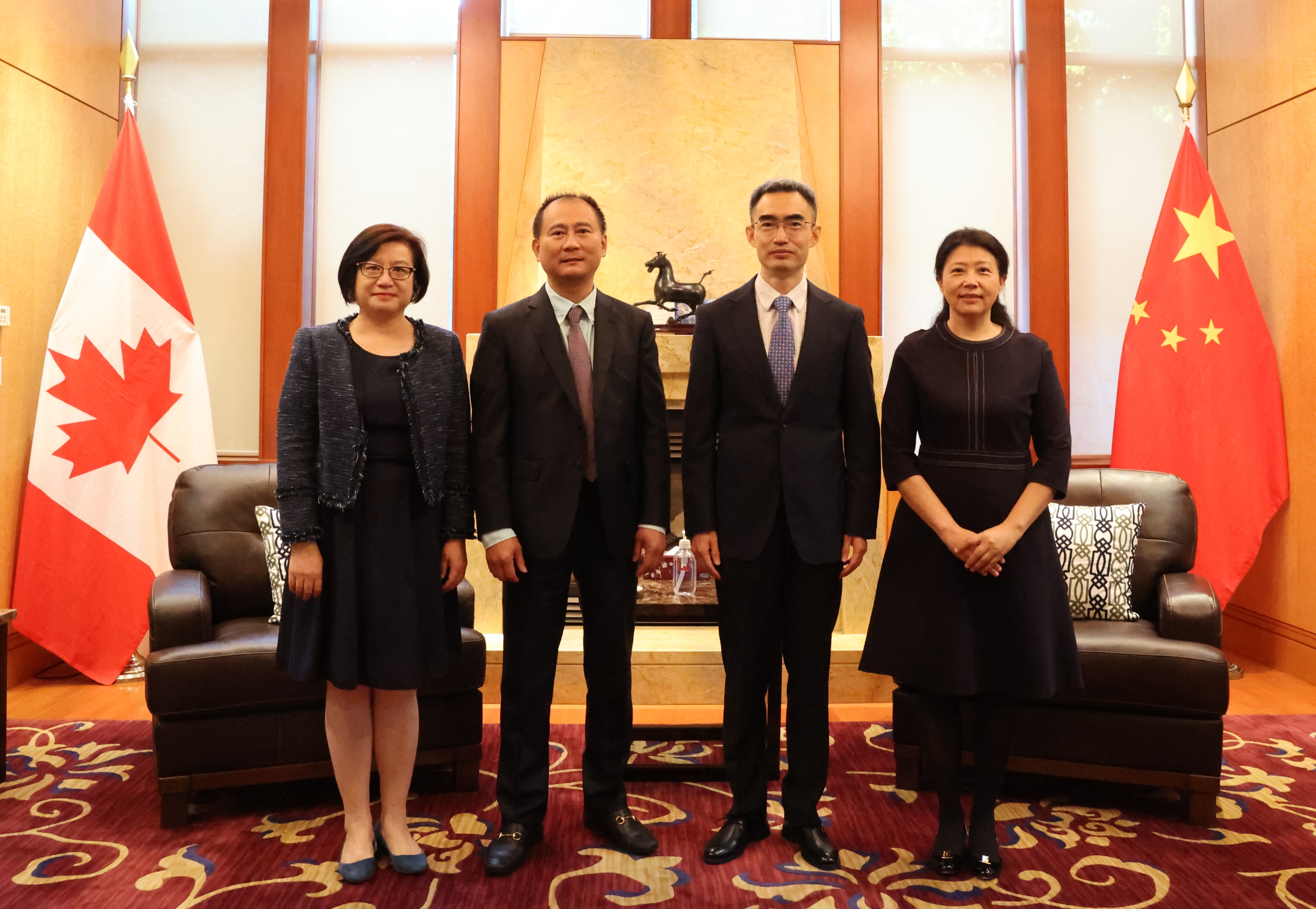 陈世杰总领事会见陶波市长富内尔