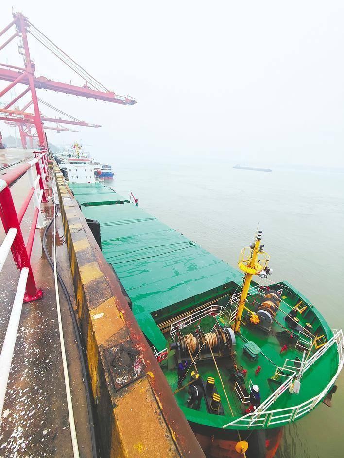 加纳港口首次停靠30万吨巨轮